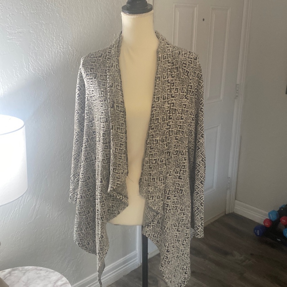 Super soft beautiful pre owned tribal pattern cardigan